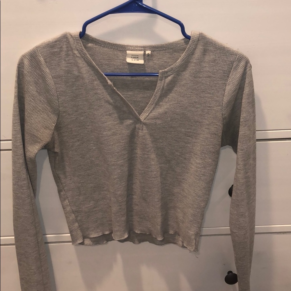 cropped V neck grey shirt